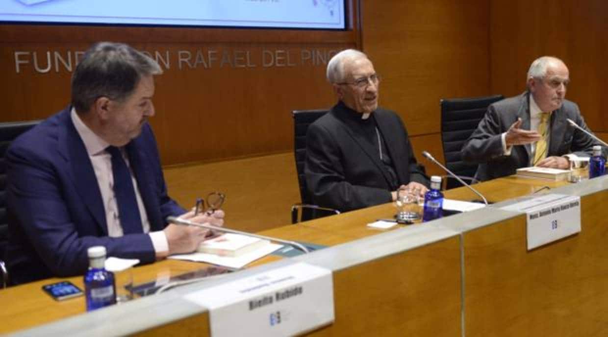 De izq. a dcha.: El director de ABC, Bieito Rubido, el cardenal Antonio María Rouco Varela y el director de Ediciones Encuentro, José Miguel Oriol