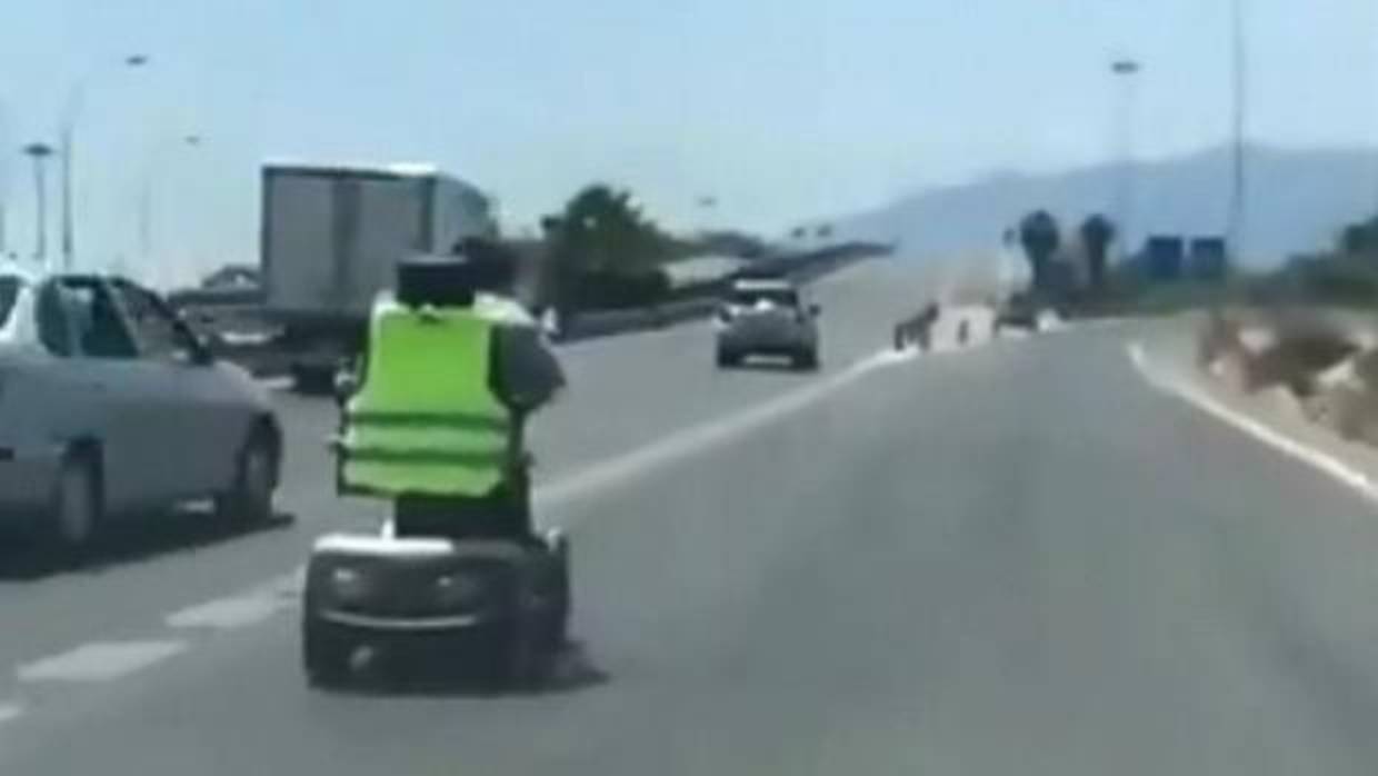 Se busca en Málaga a una conductor peculiar: iba a toda velocidad en una silla de ruedas