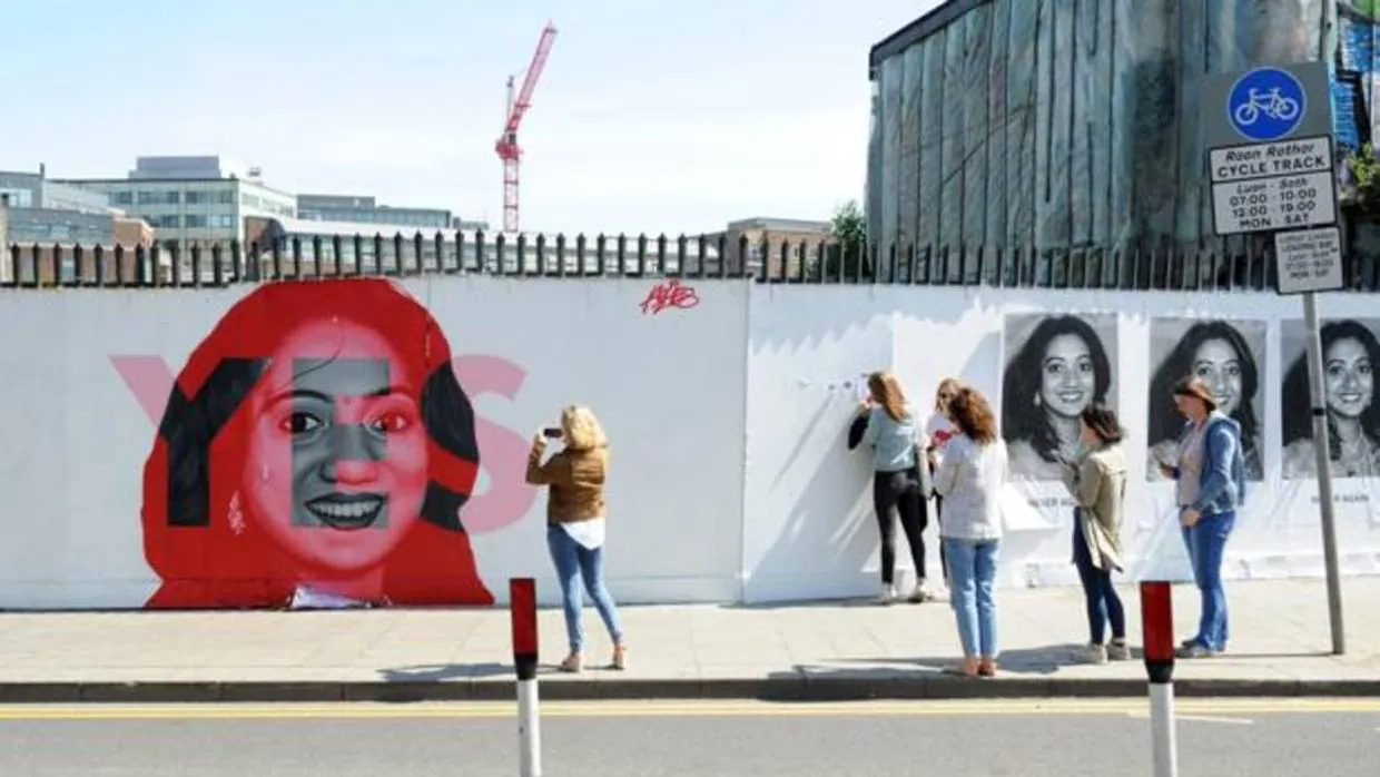 Mujeres fotografían un mural de la campaña a favor del aborto en Dublín
