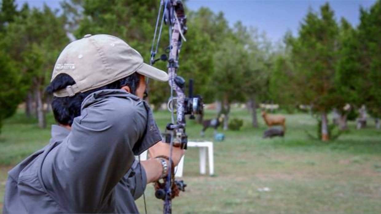 Daniel González, delegado de Arco en el RFEC, practica recorrido de caza con arco