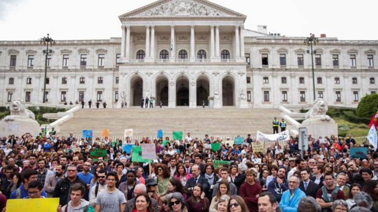 Varios ciudadanos se manifiestan en contra de la eutanasia ante el Parlamento en Lisboa