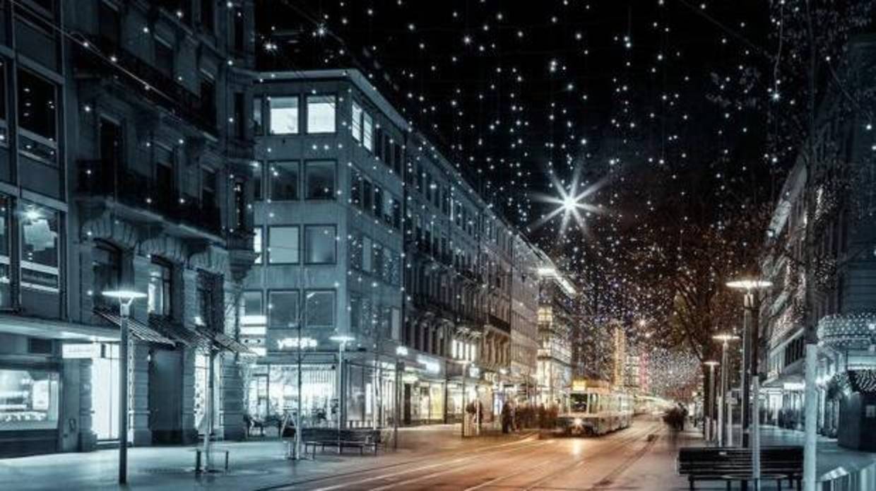 Bahnhofstrasse, una de las calles más comerciales de Zúrich. Esta ciudad ha sido clasificada como la segunda mejor para vivir, solo por detrás de Wellington (Nueva Zelanda)