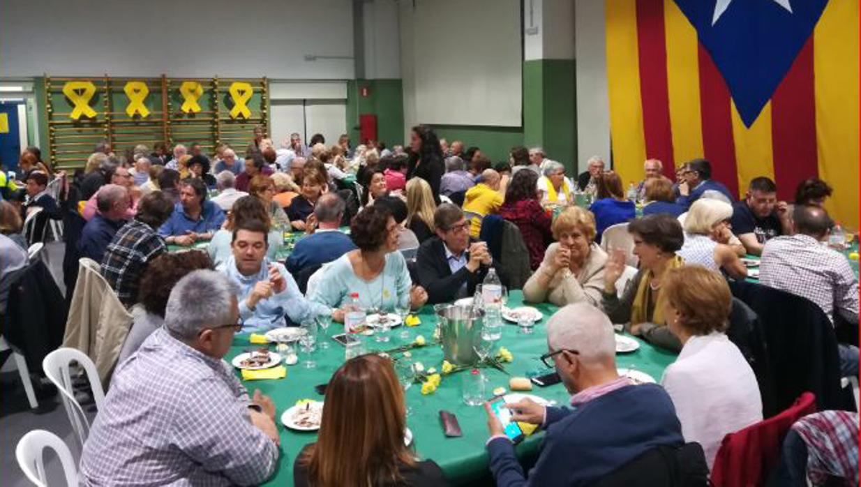 Una escuela pública catalana acoge una cena benéfica en apoyo a los «represaliados políticos»