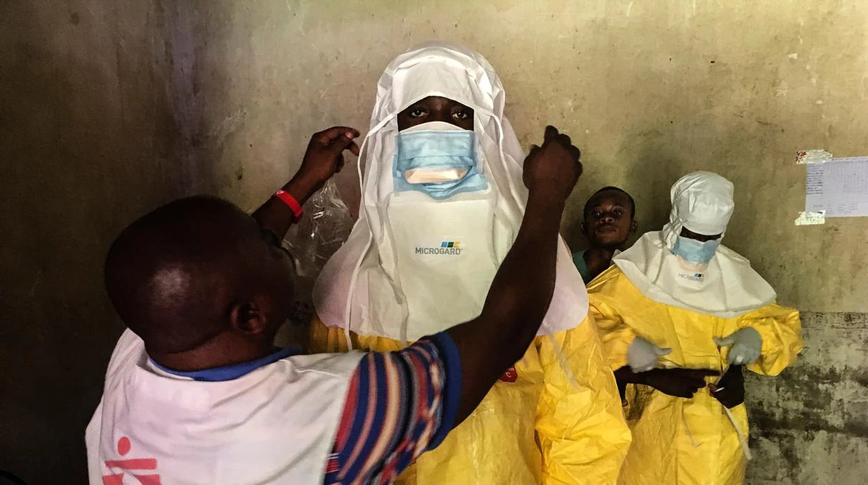 Sanitarios de la República Democrática del Congo (RDC) preparándose para vacunar contra el ébola en las zonas rurales