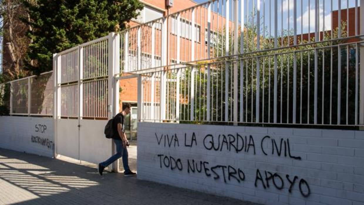 El PSC vota «sí» y el PP se abstiene en apoyo a los maestros acosadores