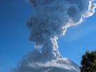 El volcán Merapi expulsa cenizas volcánicas, en una fotografía tomada desde Cangkringan, en Yogyakarta (Indonesia), este virnes 1 de junio de 2018