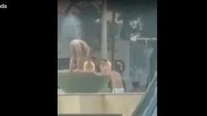 El polémico vídeo que muestra cómo unos turistas se bañan desnudos en una fuente pública en Mallorca