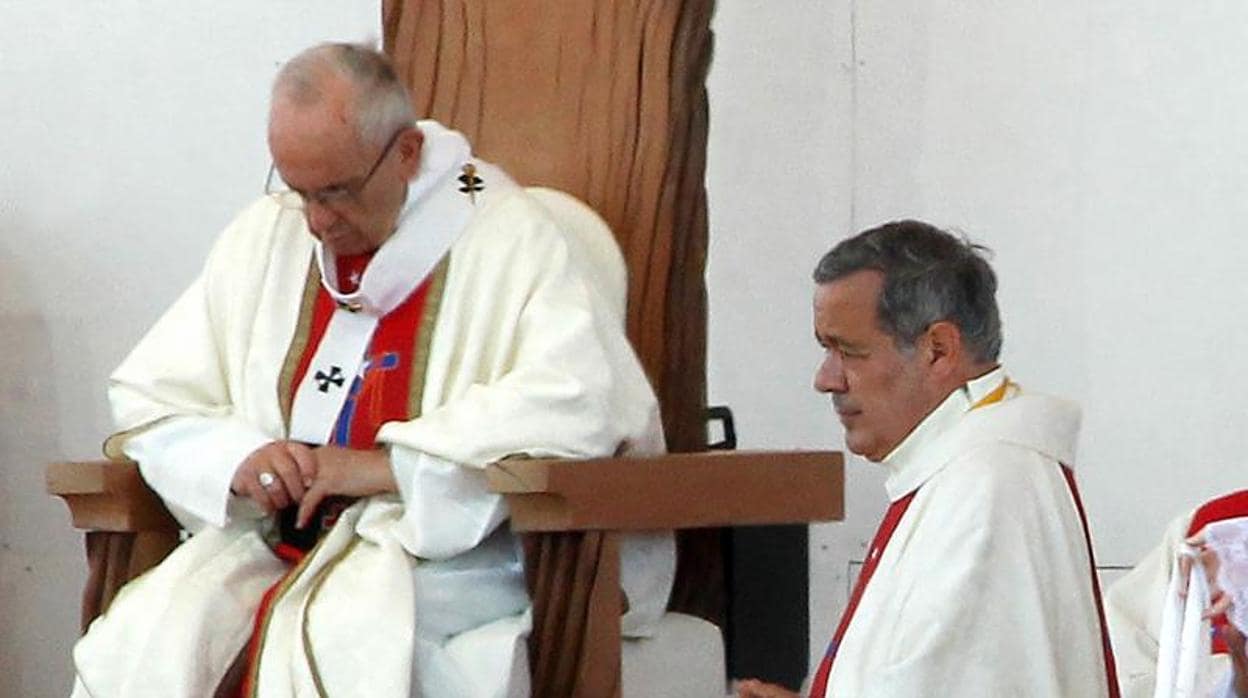 Juan Barros (drcha.) junto al Papa en su viaje a Chile en enero pasado