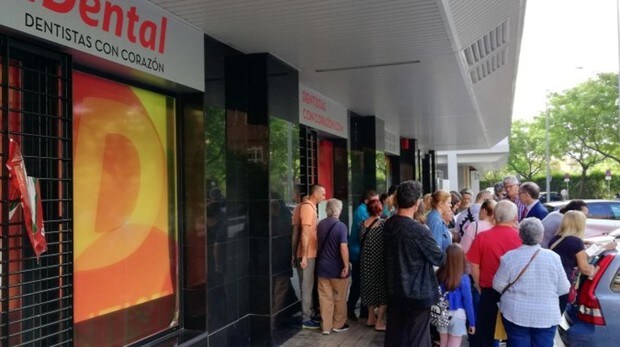 iDental cierra sus clínicas en España y provoca ««un escándalo sanitario sin precedentes»