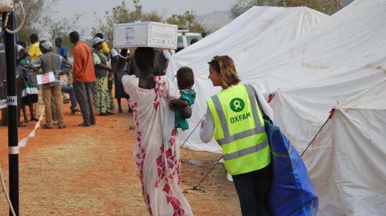 Cooperantes de Oxfam atienden a la población local en uno de sus proyectos en África