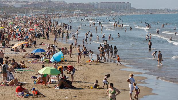 El «timo de la pulsera» para desvalijar a los turistas en las playas