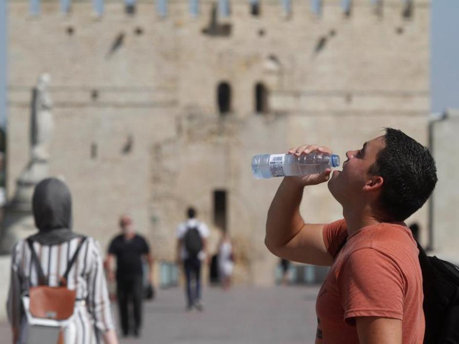 Calor sofocante y noches tropicales en el primer fin de semana del verano