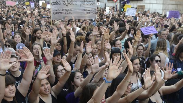 Miles de mujeres toman la calle para protestar contra la excarcelación de «La Manada»