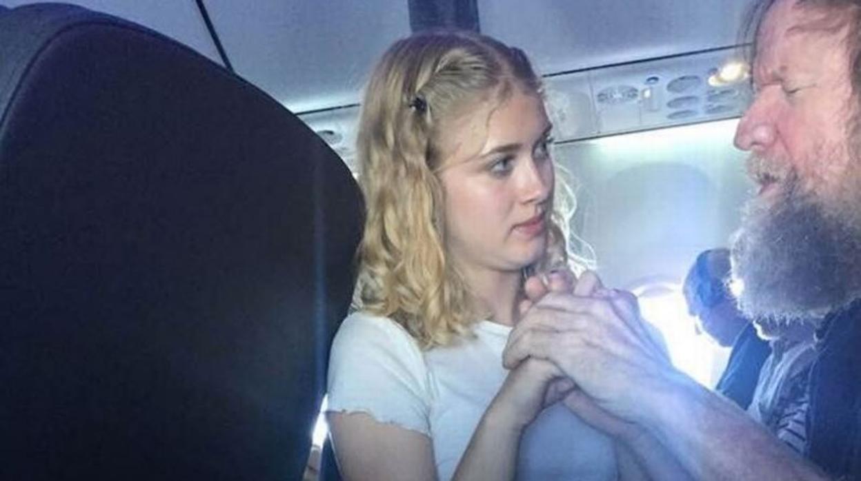 Una adolescente «reafirma la fe en la humanidad» tras ayudar a un hombre ciego y sordo durante un vuelo