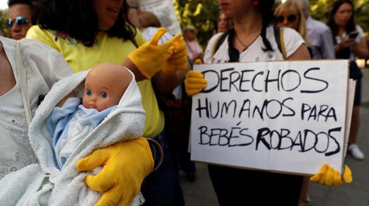 Víctimas de la supuesta trama de bebés robados se han concentrado en la Audiencia Provincial de Madrid