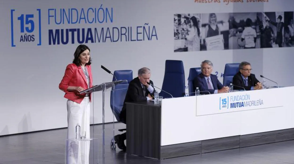 La ministra de Sanidad, Carmen Montón, durante la entrega de las ayudas en la sede de Mutua Madrileña