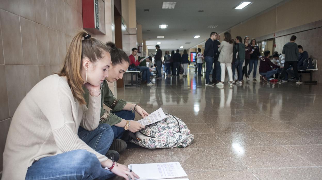 Los estudiantes de familias desfavorecidas recibirán becas más altas