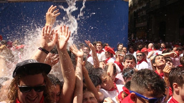 Una marea blanca y roja recibe con las manos abiertas a San Fermín