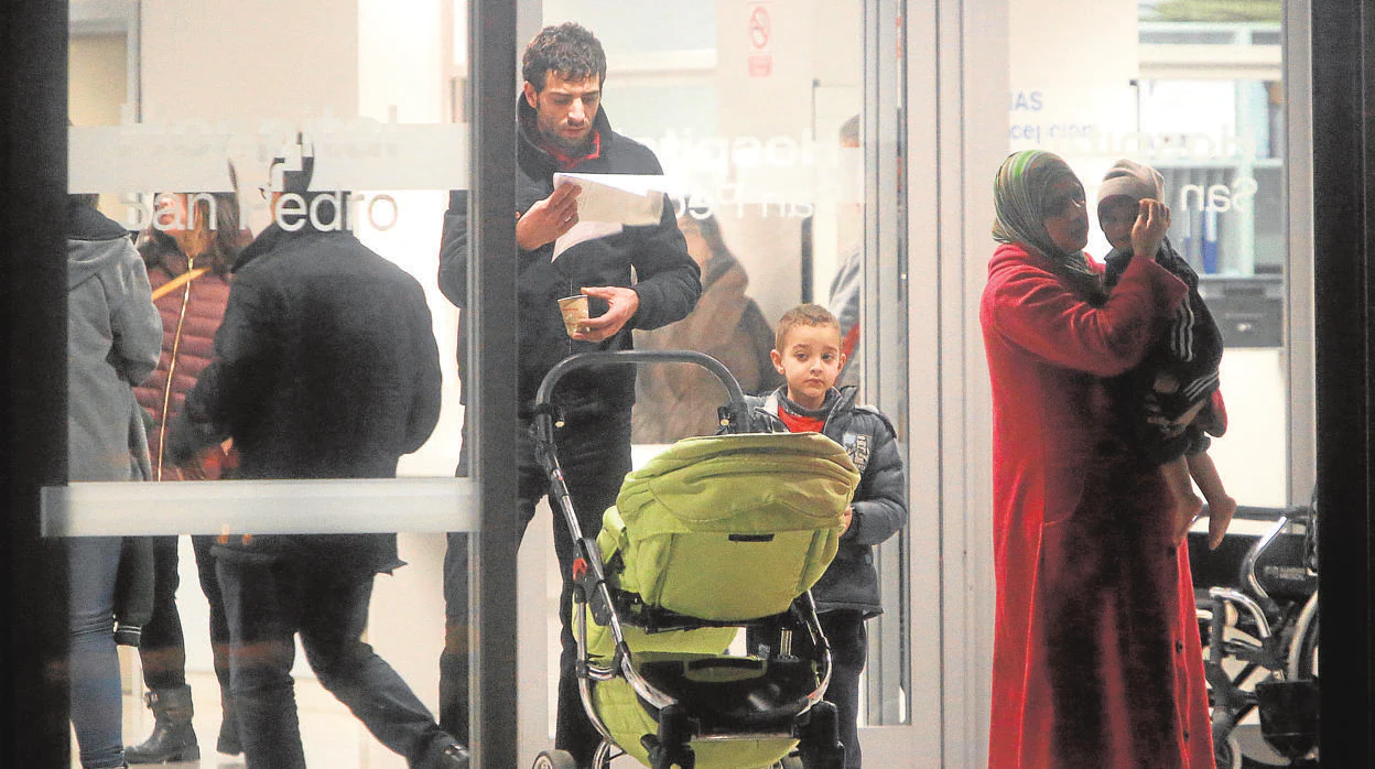 Una familia de inmigrantes a la salida de un centro hospitalario