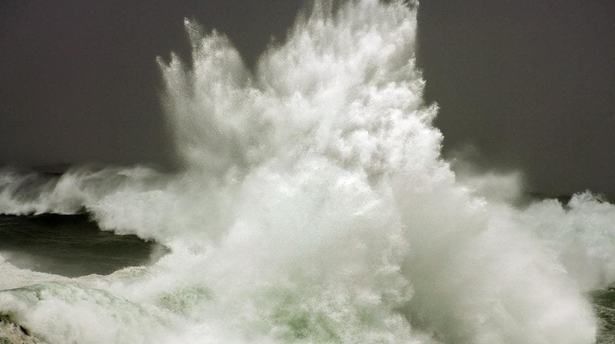 La altura de las olas podría ascender a cuatro metros EFE