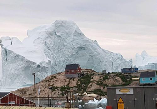 Un iceberg gigante amenaza con destruir un pueblo de Groenlandia