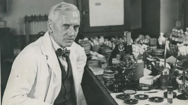 Alexander Fleming en el laboratorio