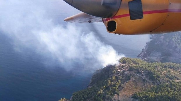 Desalojan a 150 personas de una playa en Baleares por un incendio