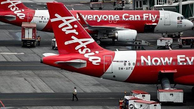 Hallan el cadáver de un bebé en el baño de un avión de AirAsia