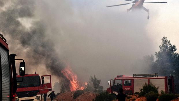 El Gobierno griego habla de incendios provocados y culpa a las condiciones atmosféricas