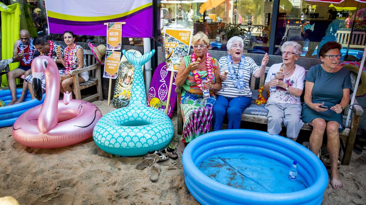 Ancianos se refrescan del constante calor en Róterdam (Holanda)