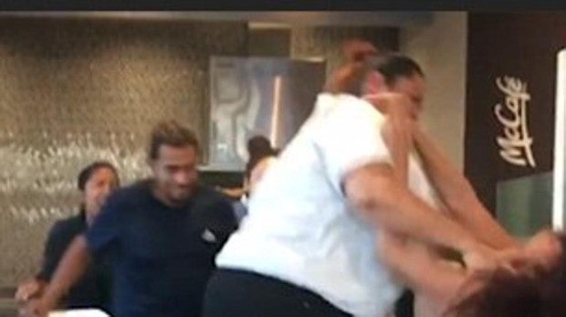 Recibe una brutal paliza tras insultar a la trabajadora en un McDonald's