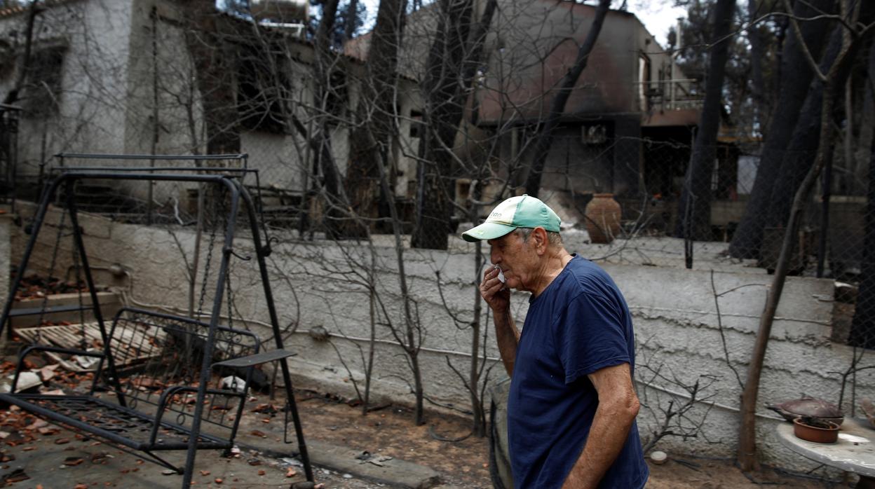 Imagen de un hombre en Mati tras el incendio