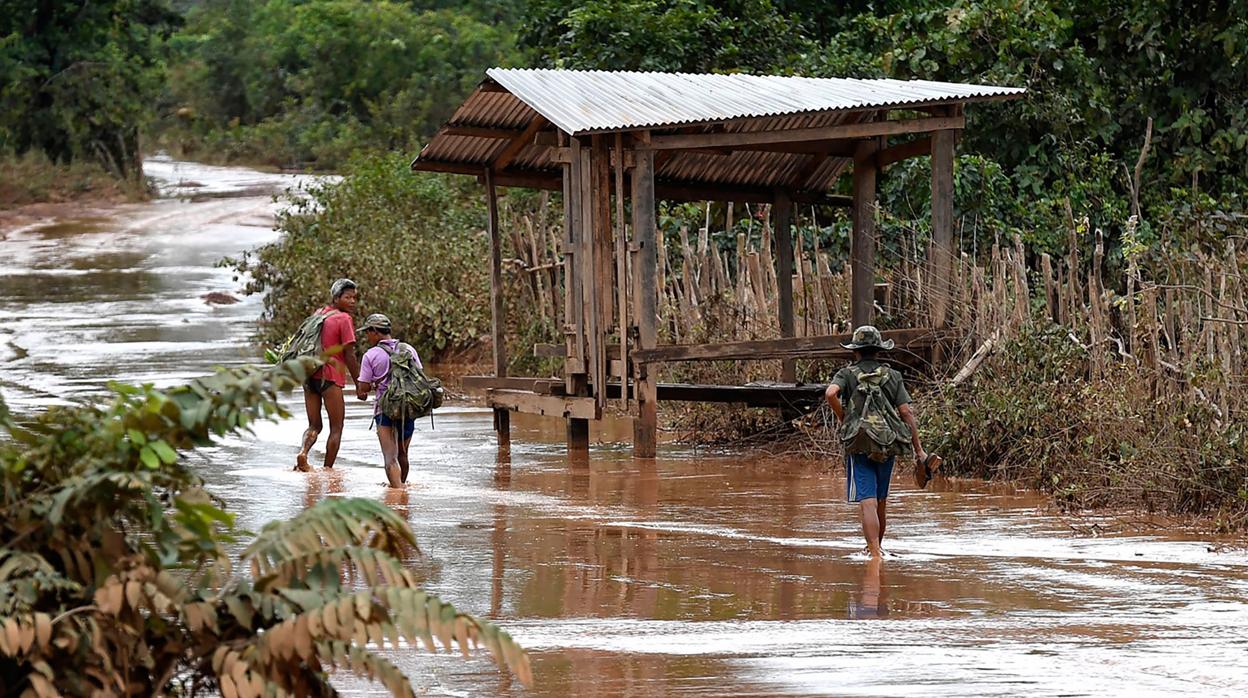 Entre el fango, vecinos de las zonas inundadas vuelvan a sus pueblos tras bajar las aguas