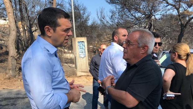 Tsipras visita de incógnito los lugares incendiados mientras se critica su gestión