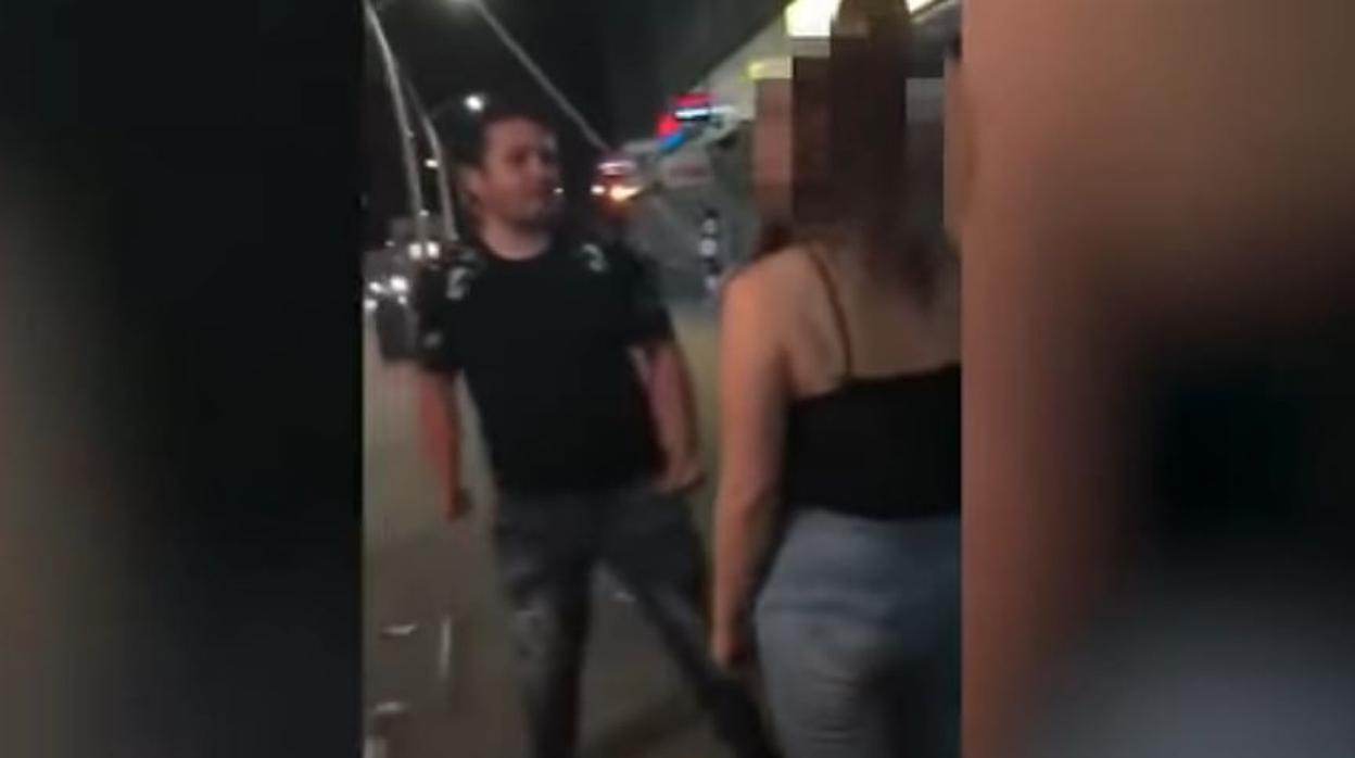 La indignante agresión de un joven a una chica que la dejó inconsciente en la puerta de una discoteca