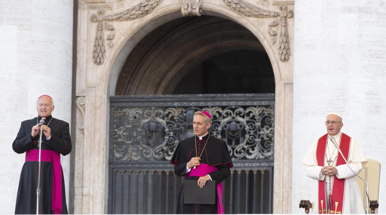 El papa Francisco pronuncia un discurso durante la Peregrinación Internacional de Monaguillos en la plaza de San Pedro, en la Ciudad del Vaticano