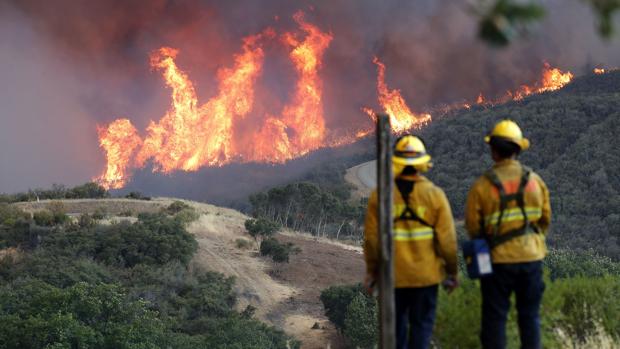 California sigue luchando contra sus quince incendios, que ya han arrasado 113.300 hectáreas