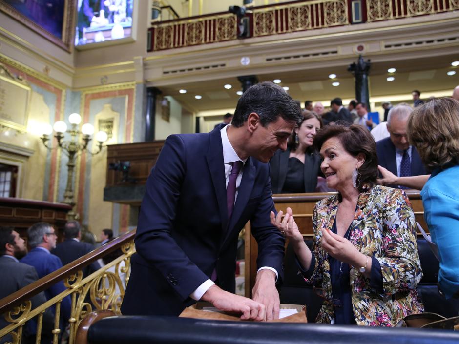 El presidente del Gobierno, Pedro Sánchez, y la vicepresidenta y ministra de Igualdad, Carmen Calvo