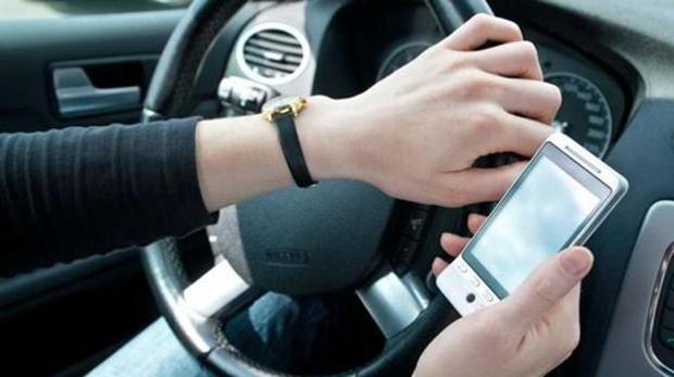 La DGT estudia no quitar puntos si se mira el móvil cuando el vehículo está parado