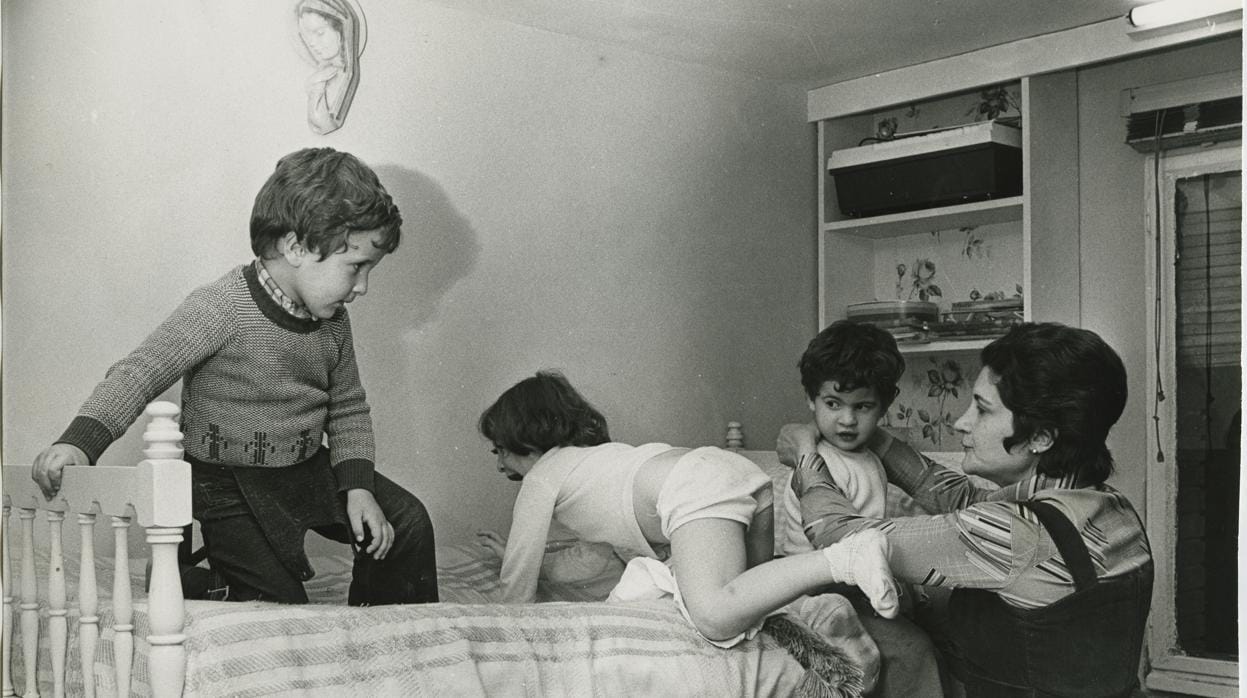 Una madre y sus tres hijos a mediados de los años setenta