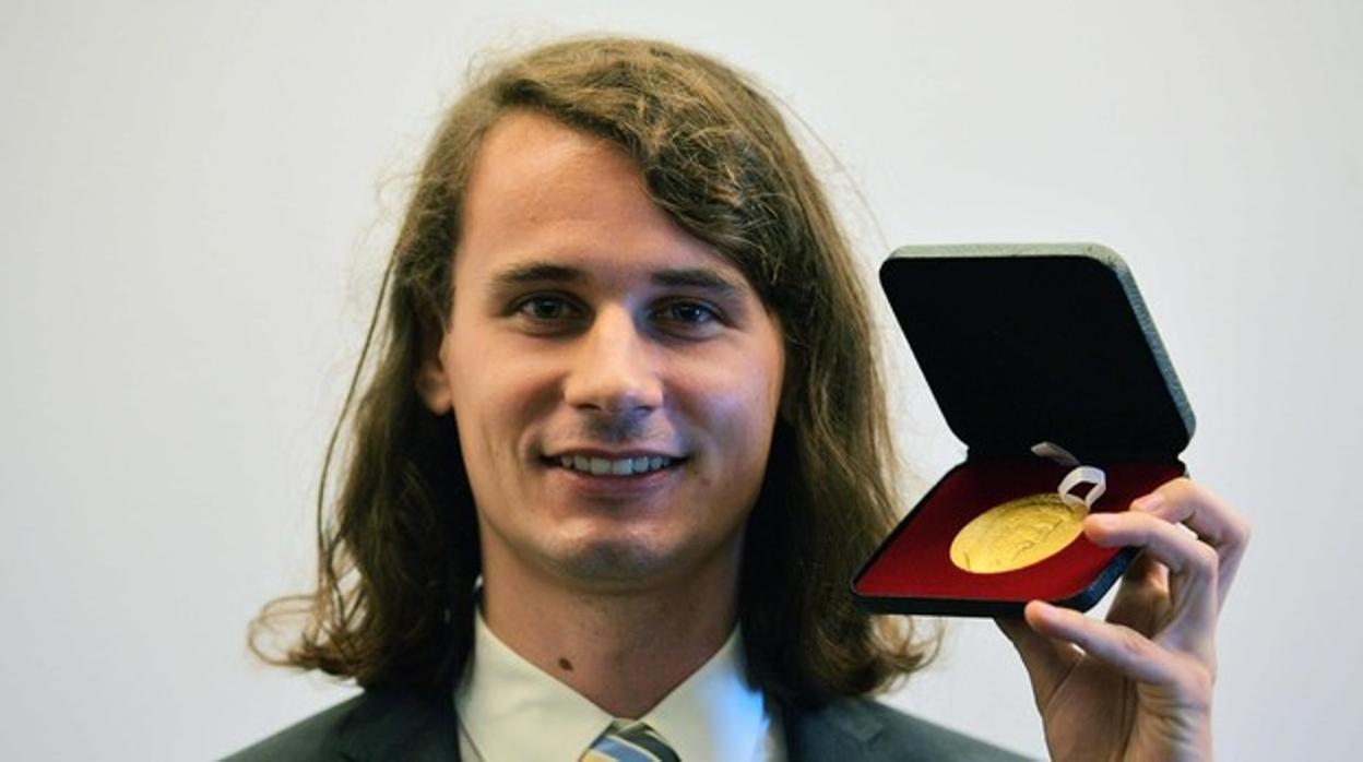 Peter Scholze posa junto a su medalla