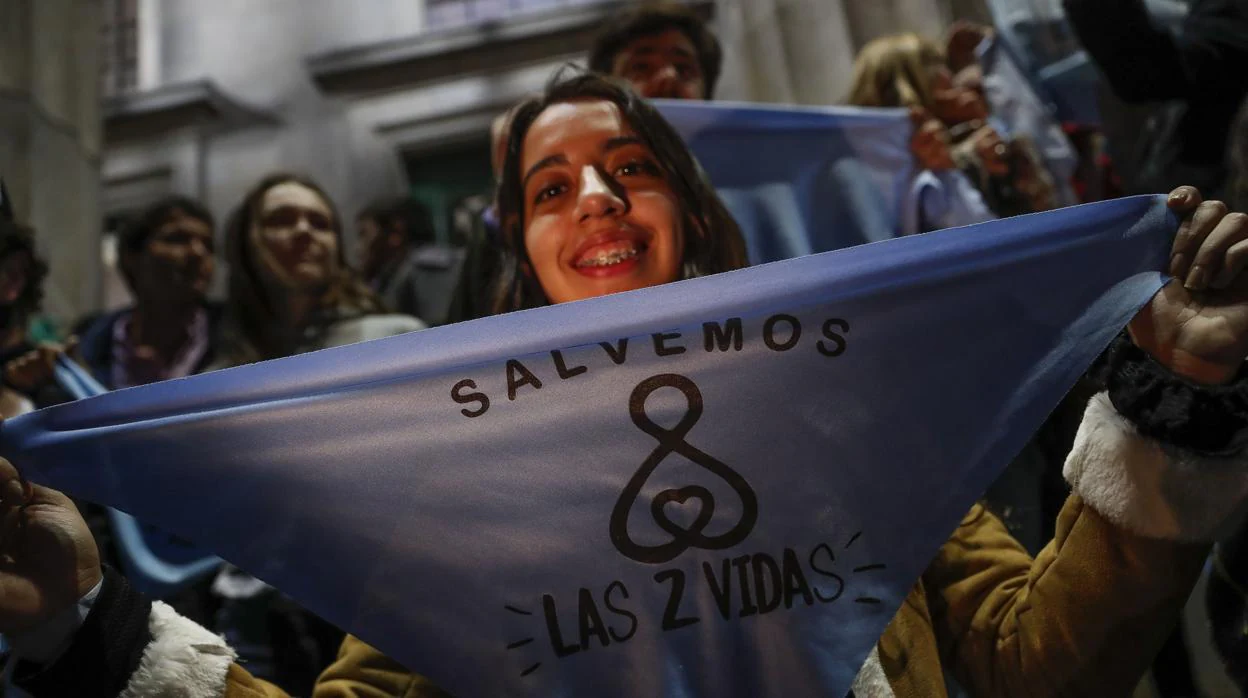 Gupos contra la aprobación del aborto legal, participan en una concentración en Buenos Aires (Argentina).