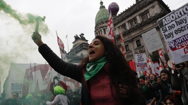 El Senado argentino vota dividido la ley del aborto