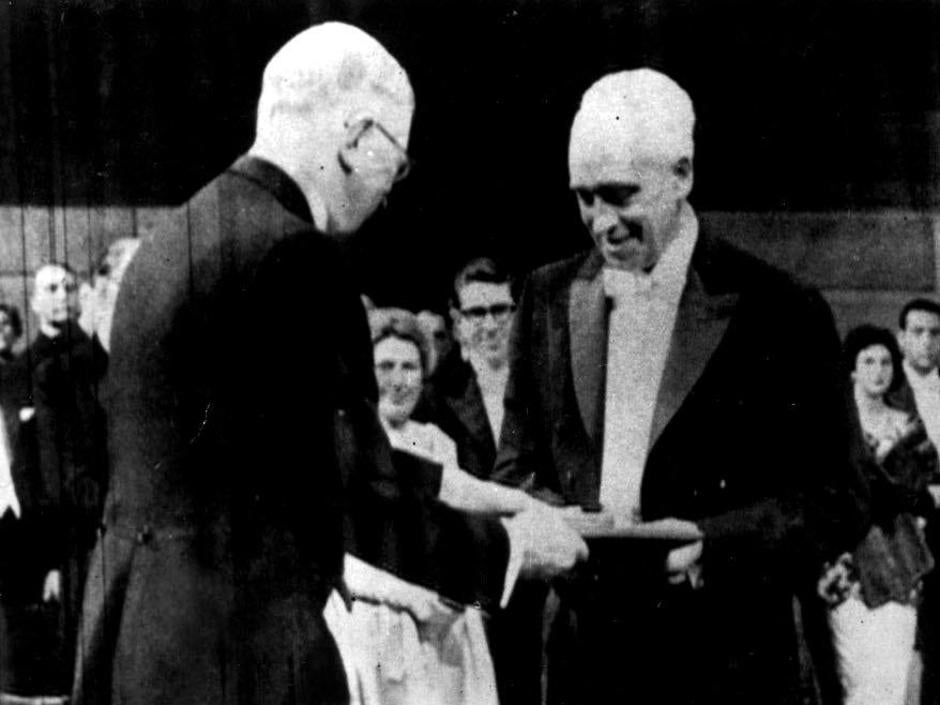 El Rey Gustavo Adolfo de Suecia entrega a Severo Ochoa el Nobel en 1959