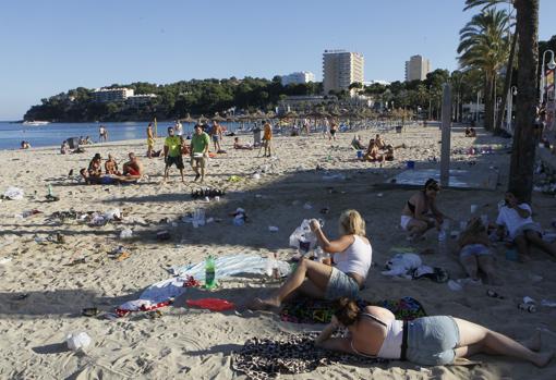 Así lucen las playas de Magaluf tras una noche de fiesta