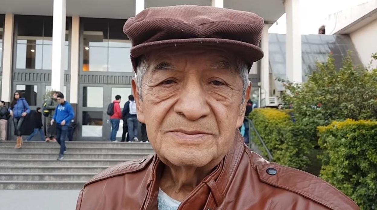 Cumple su sueño y a los 78 años se licencia en la universidad como ingeniero electrónico