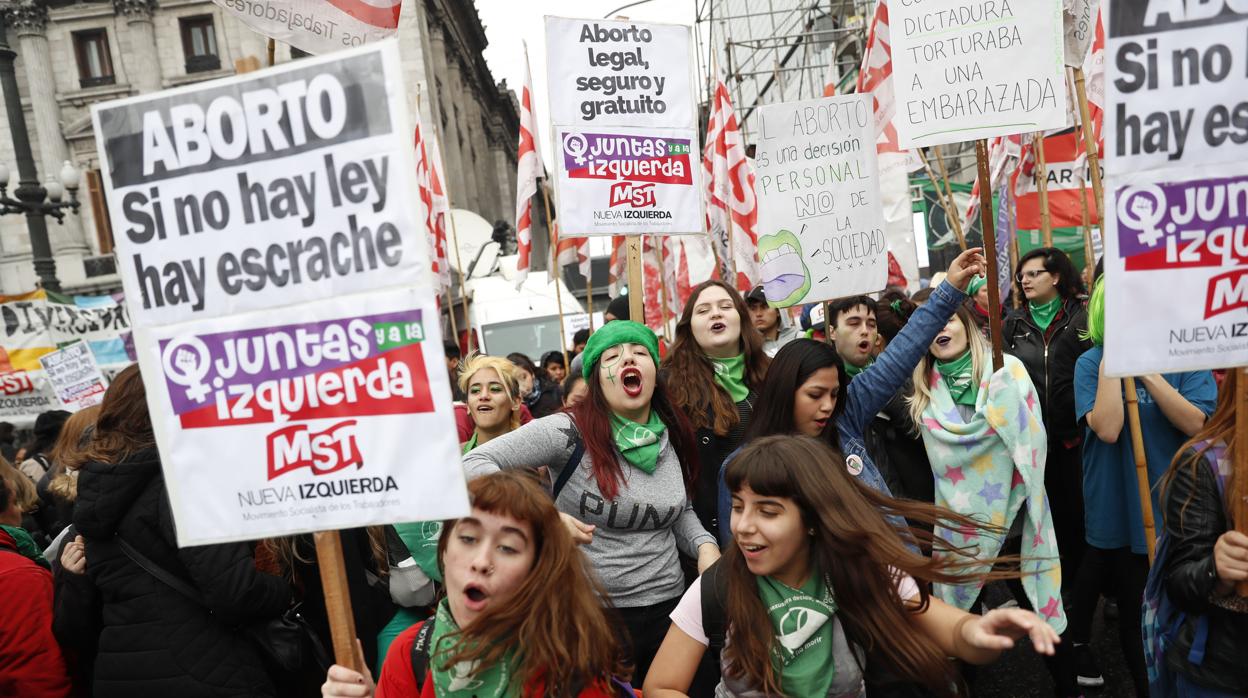Centenares de personas a favor de la ley del aborto se manifiestaron el pasado 8 de agosto en el exterior del Senado en Buenos Aires (Argentina)