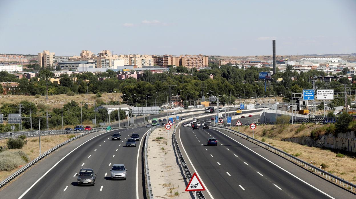 Estado del tráfico en la salida de Madrid por la A-3, carretera de Valencia, en el inicio del puente de agosto