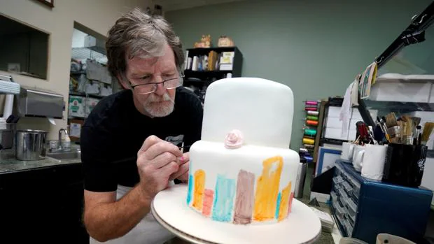 El pastelero que se negó a preparar una tarta para una pareja gay rechaza ahora a una mujer transgénero