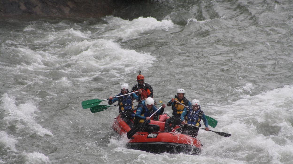 Imagen de turistas practicando rafting